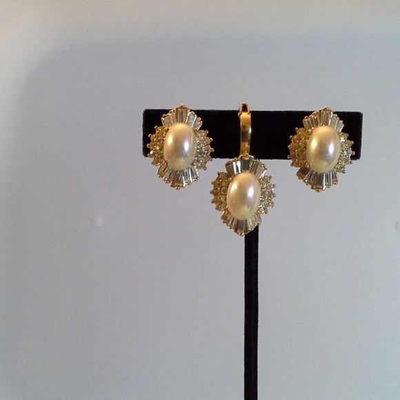 Simulated Pearls and Diamonds Jewelry Set - Picture 2 of 7